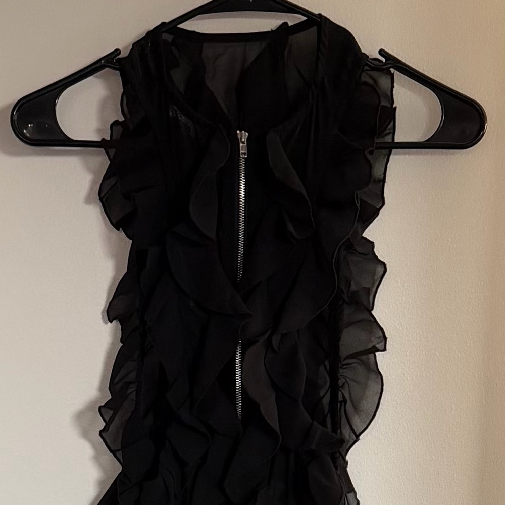 PrettyLittleThing Black Ruffle Crop Top - Picture 2 of 3